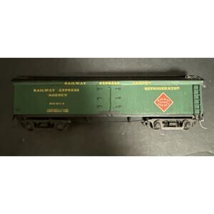 Walthers HO Scale Railway Express Agency Refrigerator Freight Box Car REX 6116